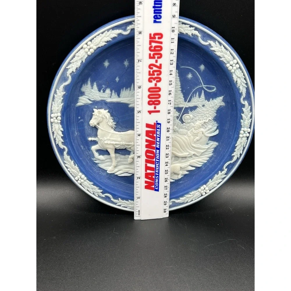 Incolay 1990 Home With The Tree 3D Cameo Sculped Roger Akers Christmas Plate 8.5